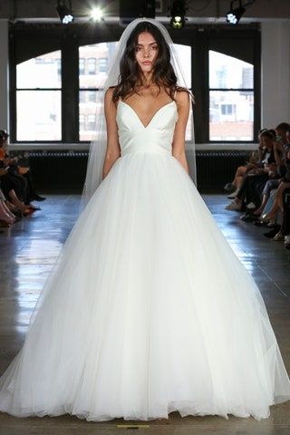 La imagen puede contener Ropa Vestimenta Vestido Traje de boda Vestido de novia Vestido de moda Persona femenina humana y mujer