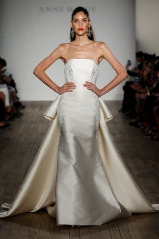 La imagen puede contener Ropa Vestimenta Persona humana Moda Bata Vestido de boda Vestido de novia Vestido de noche y novia