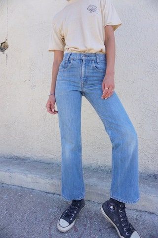 Bild kann enthalten Kleidung Bekleidung Hosen Schuhe Schuhe Denim Jeans Mensch und Mensch