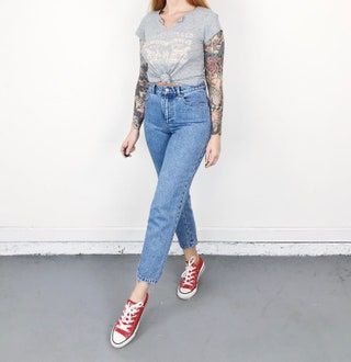Bild kann enthalten Hosen Kleidung Bekleidung Jeans Denim Menschliche Person Weibliche Schuhe Schuh Ärmel und Frau