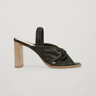 Slika lahko vsebuje Oblačila Oblačila Obutev Sandal in Čevlji