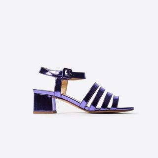 Slika lahko vsebuje Oblačila Oblačila Obutev Sandal in Čevlji