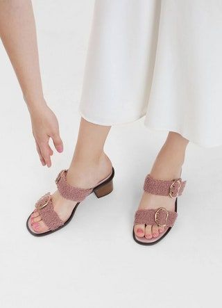 La imagen puede contener Ropa Vestimenta Calzado Persona humana Sandalia Tacón y zapato