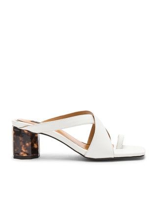 La imagen puede contener ropa, calzado, sandalias y zapatos