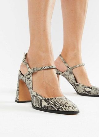 La imagen puede contener Ropa Vestimenta Calzado Zapato Persona humana Tacón alto y sandalia