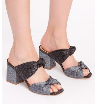 La imagen puede contener Ropa Vestimenta Persona humana Calzado Zapato y sandalia