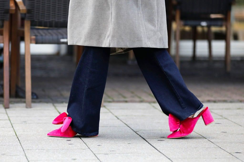 La imagen puede contener Ropa Vestimenta Calzado Zapato Persona humana y Tacón alto