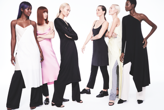 Dieses Bild kann enthalten Kleid Kleidung Kleidung Mensch Person Ärmel Weiblich Langarm Frau Mode und Kleid