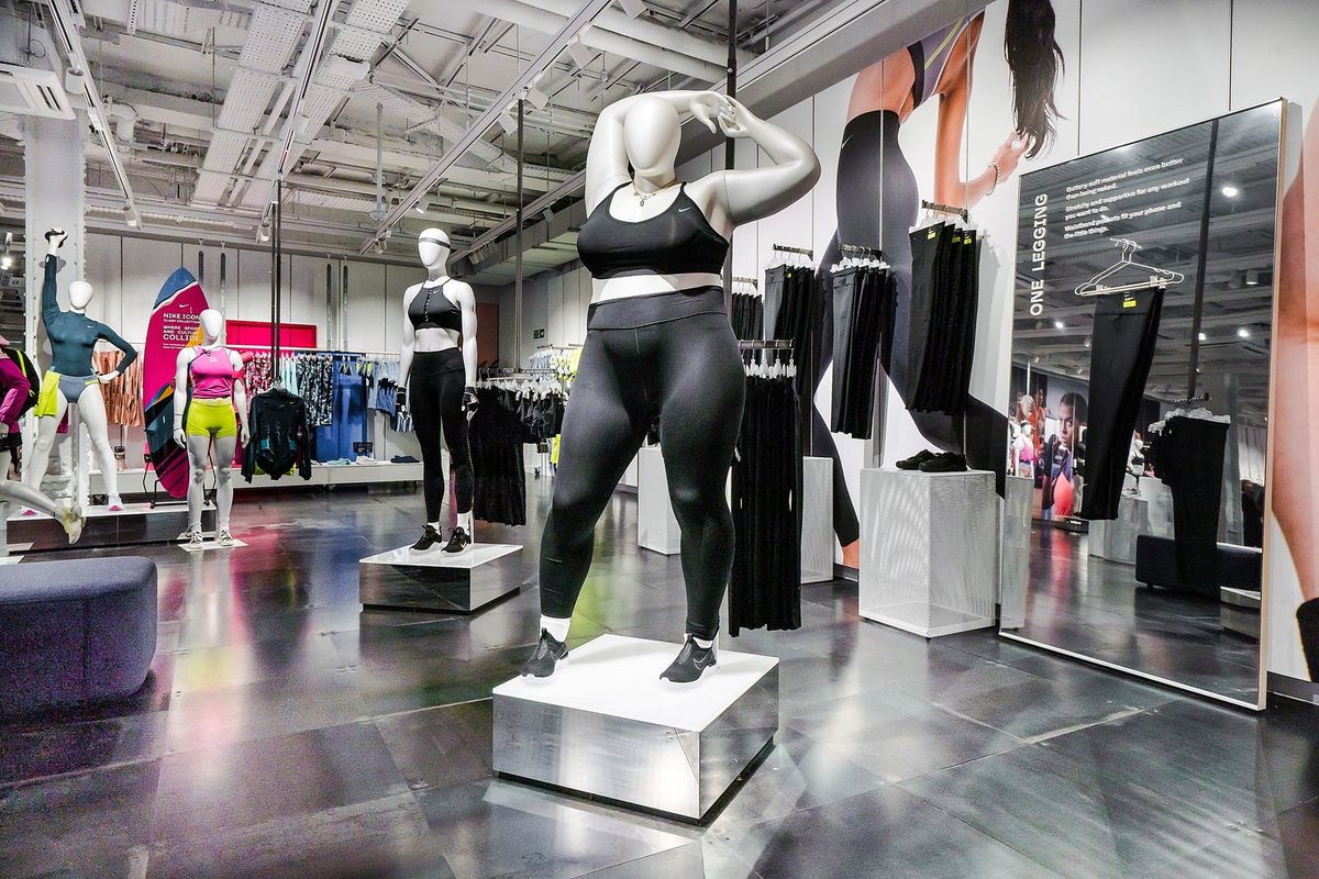 La imagen puede contener ropa y maniquí de tienda de boutique de persona humana