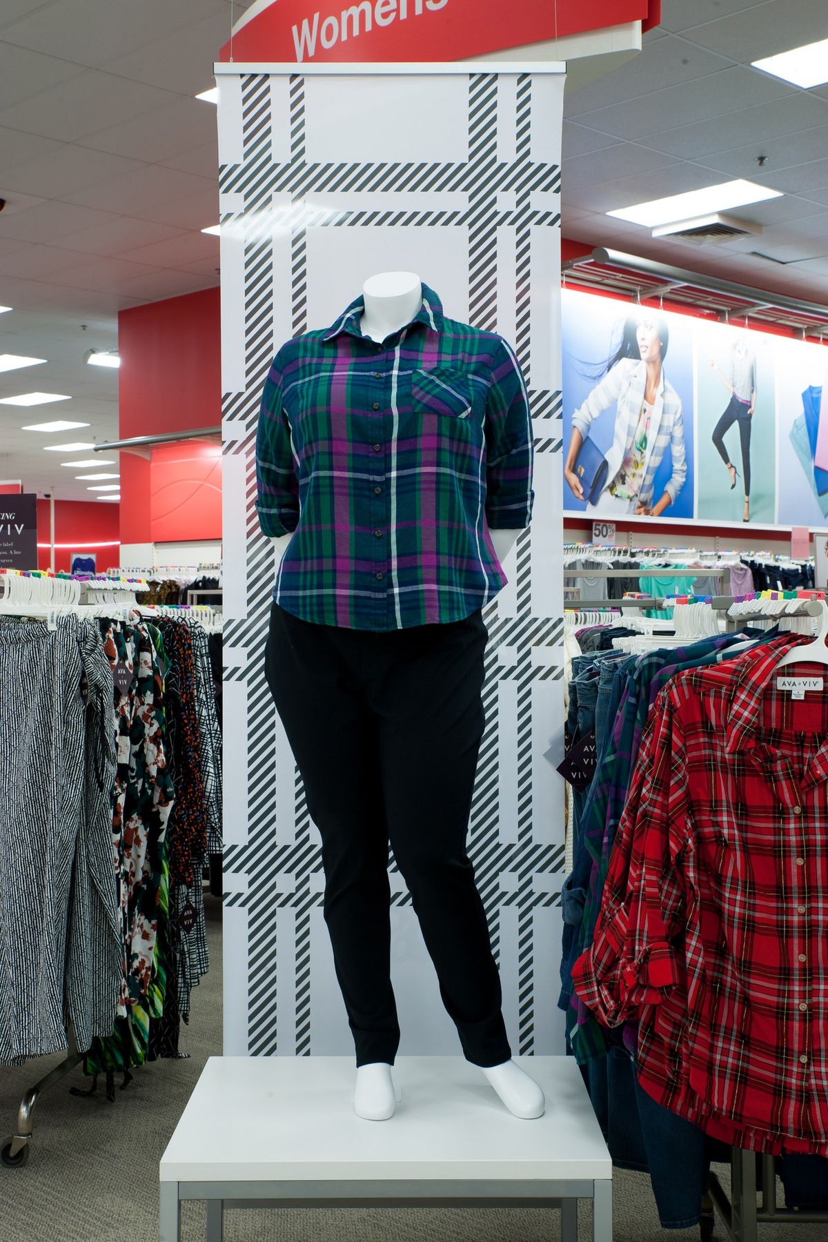 Un maniquí con curvas en exhibición en una tienda Target.