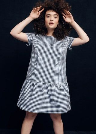 Esta imagen puede contener ropa, vestido, ropa, mujer, persona humana, mujer y niña.