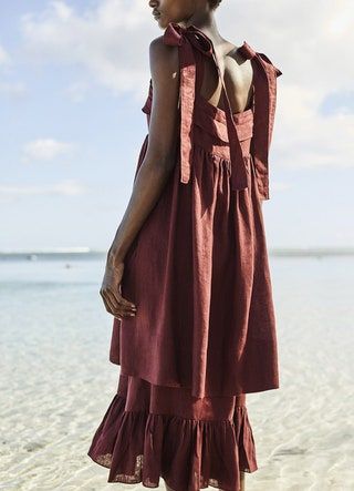 Esta imagen puede contener ropa, ropa, vestido de noche, bata, moda, mujer, persona humana, manga, vestido y mujer
