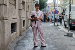 La imagen puede contener Ropa Vestimenta Persona humana Peatón Ai Takahashi Abrigo Abrigo Asfalto y asfalto