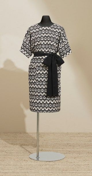 Bild kann Kleidung Kleidung Robe und Mode enthalten