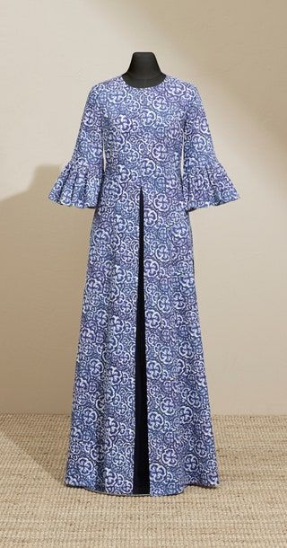 Bild kann enthalten Kleidung Kleidung Robe Mode Abendkleid Kleid Mensch und Person