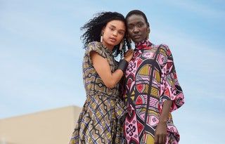 Bild könnte enthalten Kleidung Kleidung Menschliche Person Ärmel Weibliches Haar Gesicht Kleid Menschen und Lesliana Pereira