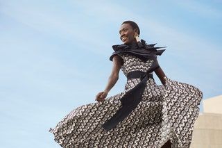Bild kann enthalten Kleidung Kleidung Kleid Robe Mode Abendkleid Mensch und Frau