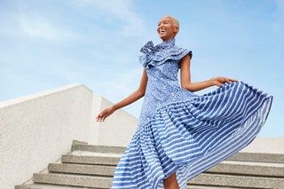 Bild könnte enthalten Kleidung Bekleidung Robe Mode Kleid Abendkleid Kleid Mensch Weiblich Person und Frau