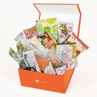 Orangenbox gefüllt mit japanischen Snacks und Bonbons