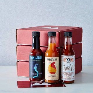 Trio von Hot-Sauce-Flaschen