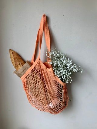 Bolsa de mercado francés con baguette y bebé