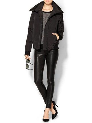La imagen puede contener Ropa Ropa Manga Manga larga Persona humana Abrigo Pantalones Chaqueta y abrigo