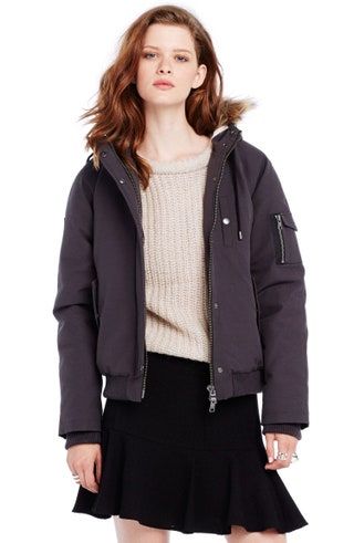 La imagen puede contener Ropa Ropa Mlanie Thierry Abrigo con mangas de vellón Abrigo Persona humana Suéter y mujer