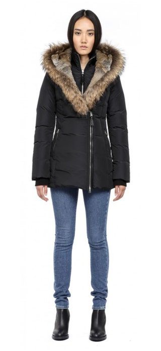 La imagen puede contener Ropa Abrigo Persona humana Ayu Gani Abrigo y chaqueta