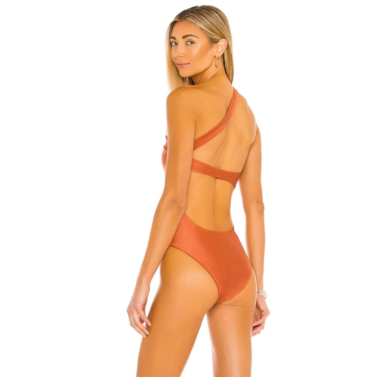 model, ki nosi oranžne enodelne kopalke