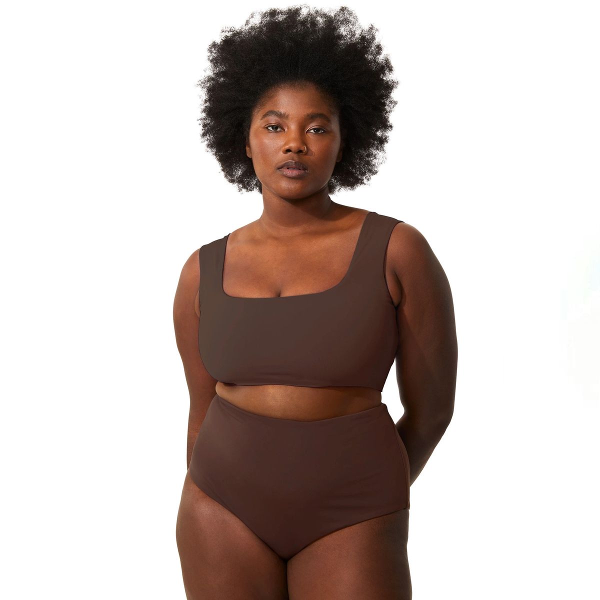 model oblečen v rjavi bikini