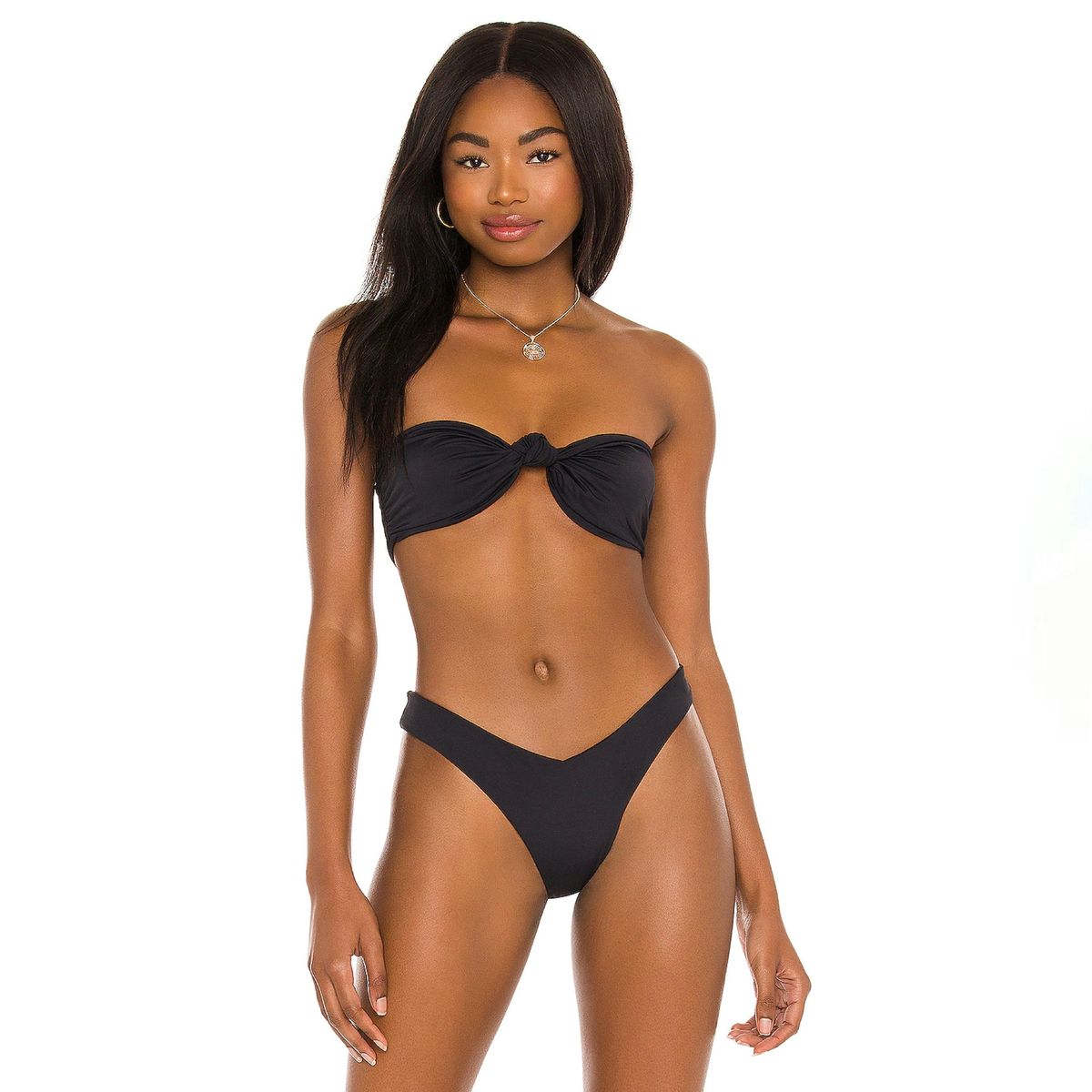 manekenka oblečena v črni bandeau bikini