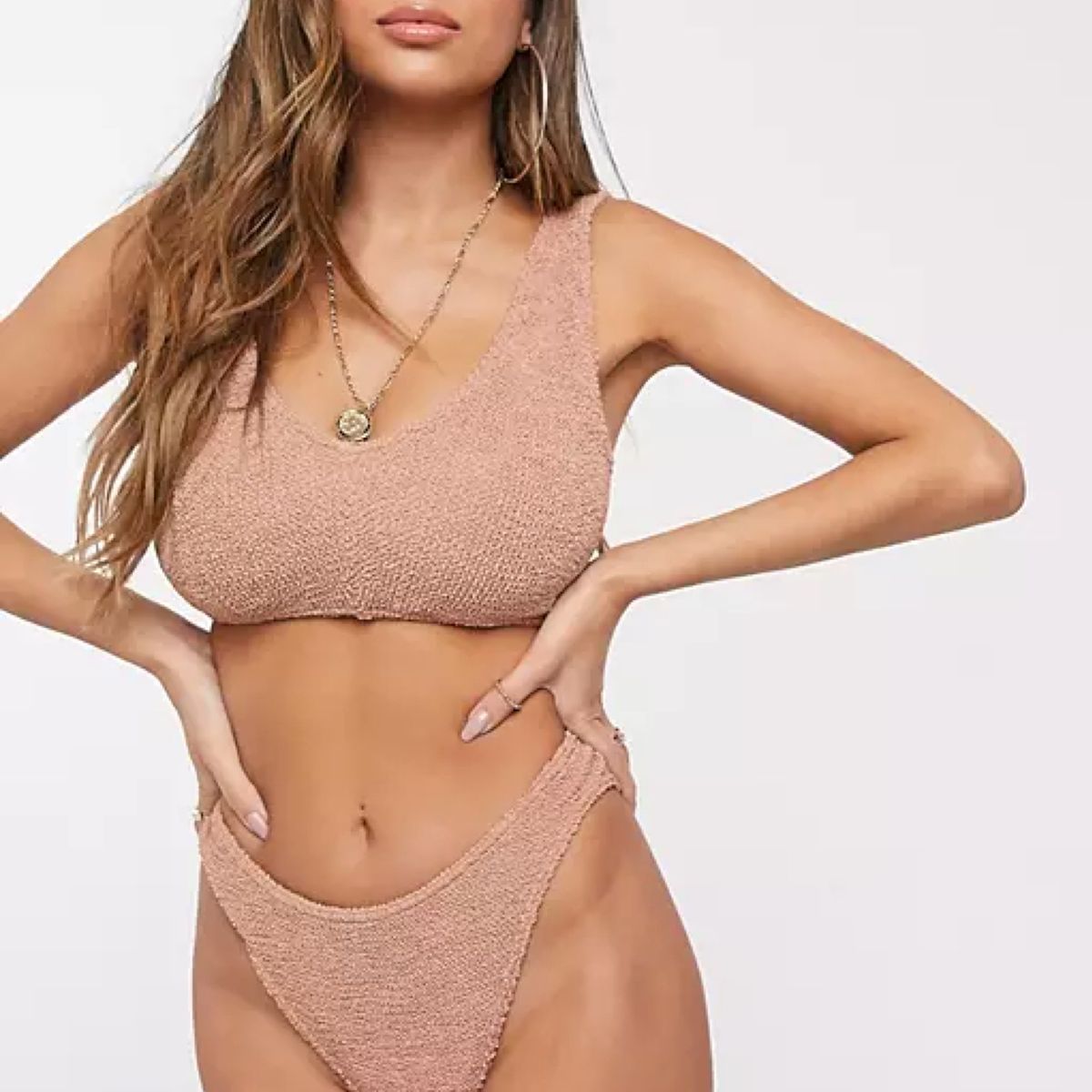 model oblečen v svetlo roza bikini