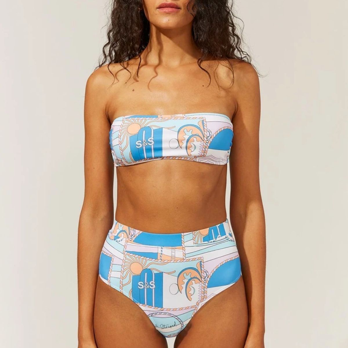 model, ki nosi bikini na temo razglednice