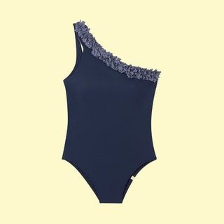 La imagen puede contener prendas de vestir y trajes de baño