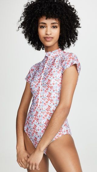 La imagen puede contener Blusa Ropa Ropa Persona humana y cabello