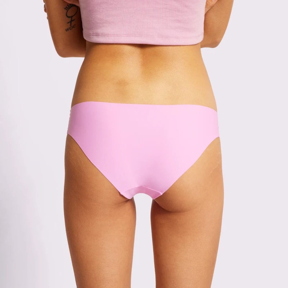 Model trägt rosa Unterwäsche
