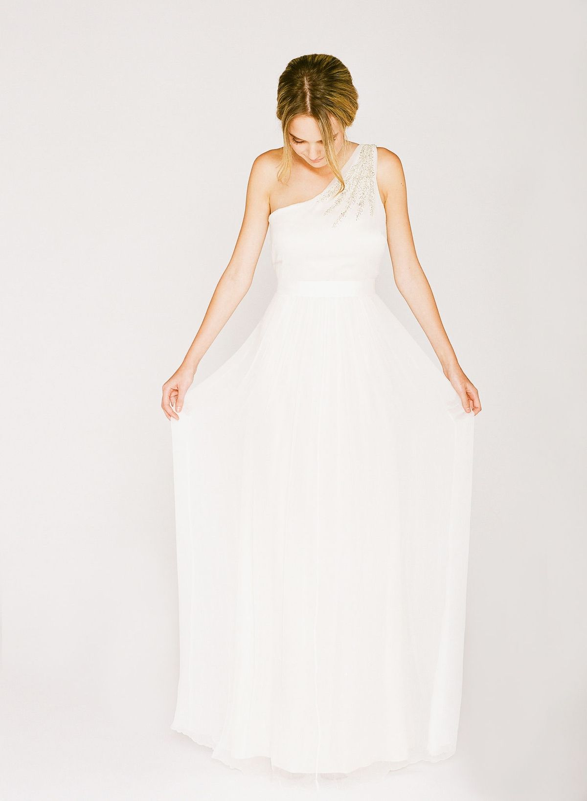 La imagen puede contener Ropa Vestimenta Vestido de novia Vestido de moda de boda Bata Persona humana Vestido de noche y novia