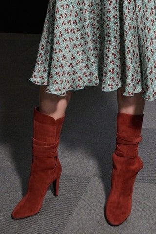 La imagen puede contener Ropa Vestimenta Calzado Falda Persona humana Zapato y bota