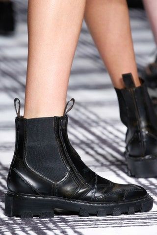 La imagen puede contener Ropa Ropa Calzado Calzado Bota de persona humana y bota de montar