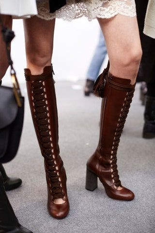 La imagen puede contener Ropa Ropa Calzado Calzado Bota de tacón alto para persona humana y bota de montar