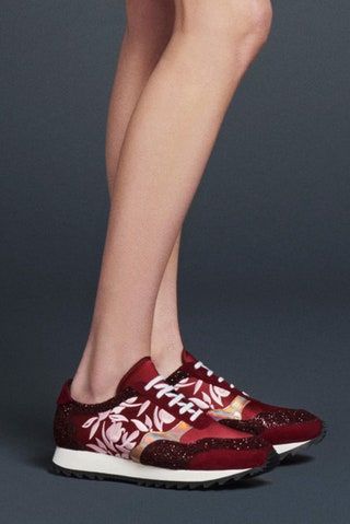 La imagen puede contener Ropa Vestimenta Calzado Zapato Persona humana y Zapatilla de deporte