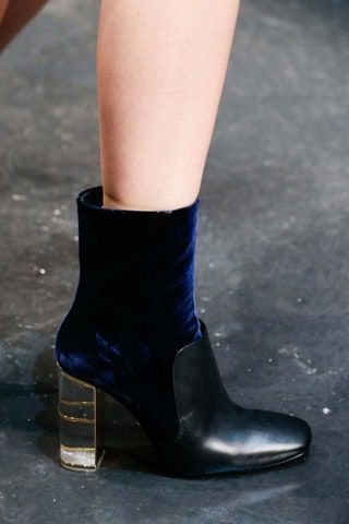 La imagen puede contener Ropa Calzado Ropa de tacón alto Zapato Persona humana y bota