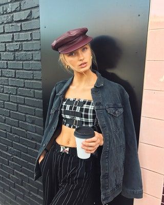 Bilden kan innehålla Kläder Kläder Människoperson Hatt Kappa och överrock
