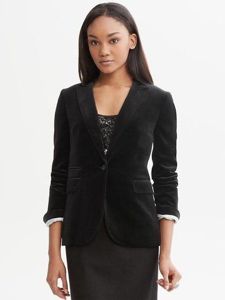 La imagen puede contener Ropa Ropa Chaqueta Blazer Abrigo Traje Abrigo Persona humana Esmoquin y mujer