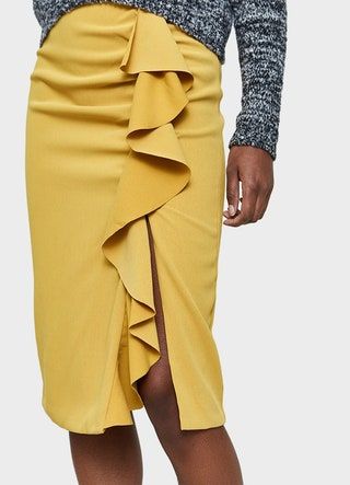 Esta imagen puede contener ropa, vestido, ropa, mujer, persona humana, disfraz, mujer, bata y moda
