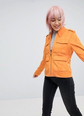 Esta imagen puede contener ropa, ropa, persona, humano, mujer, abrigo, chaqueta, chaqueta, manga larga, niña, y, rubio