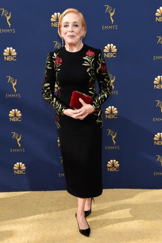 Slika lahko vsebuje oblačila z rokavi Oblačila Človeška oseba z dolgimi rokavi Holland Taylor Fashion in Premiere