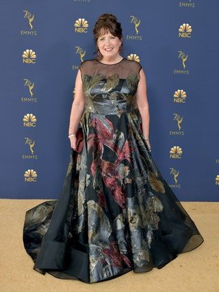 Slika lahko vsebuje modna oblačila, oblačila, premiera človeške osebe Ann Dowd Red Carpet in Red Carpet Premiere