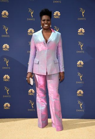 Slika lahko vsebuje Leslie Jones Oblačila Oblačila Plašč Plašč Obleka Human Person Fashion Premiere in rdeča preproga