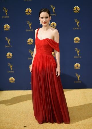 Slika lahko vsebuje Rachel Brosnahan Krilo Oblačila Oblačila Modna Premiera Red Carpet Red Carpet Premiere in Human